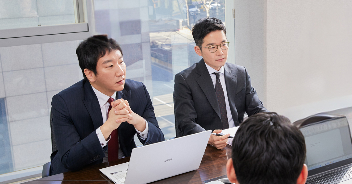 사건에 관해 함께 검토하는 존재의 변호사들